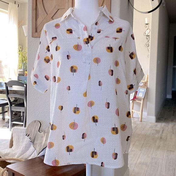Hailey & Co Tops - NWOT Hailey & Co Short Sleeve Collar Button Down Polka Dot Leaves/Trees Button S